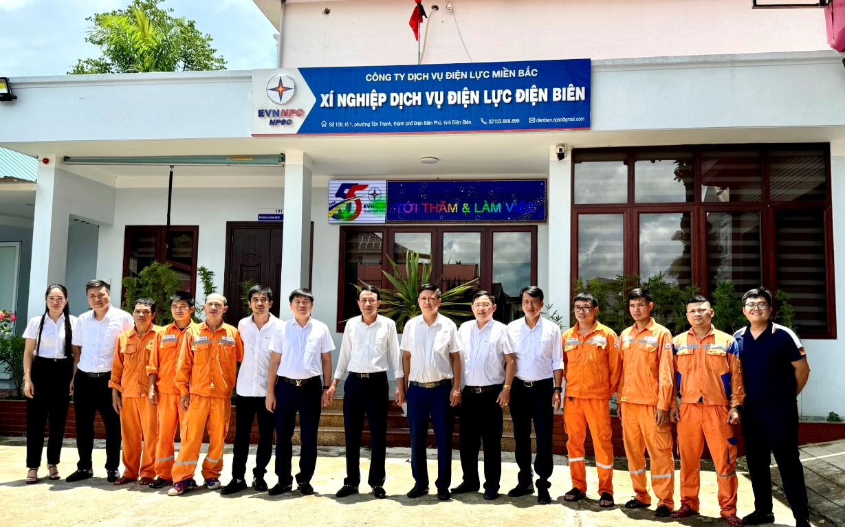 Ông Lương Minh Thanh - Phó tổng giám đốc EVNNPC thăm và làm việc tại Xí nghiệp Dịch vụ Điện lực Điện Biên